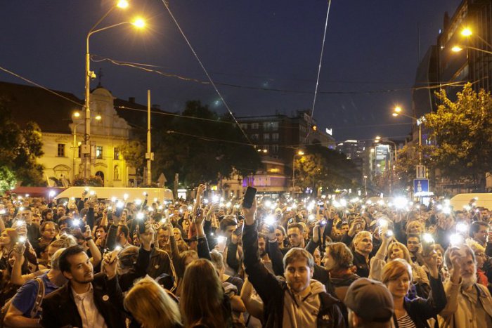 Ilustračný obrázok k článku FOTO: Tisíce ľudí opäť vyšli do ulíc: Nespokojnosť s vládou, politikmi a nedôvera polícii