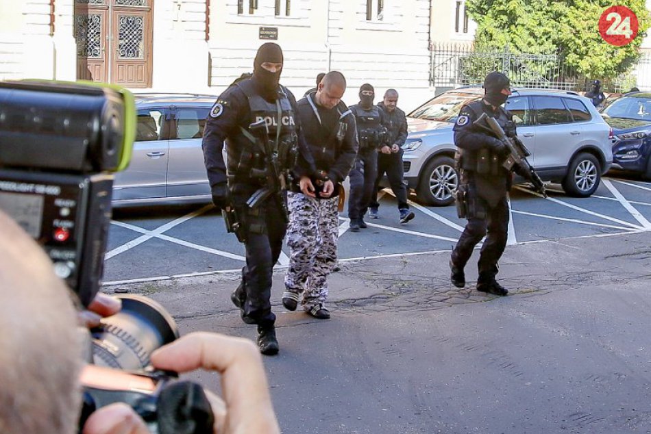 Ilustračný obrázok k článku ROZHODNUTIE SUDCU: Štyria obvinení z vraždy novinára Kuciaka putujú do väzby!