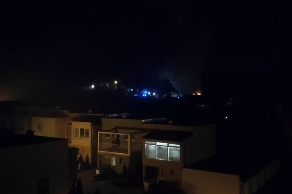 Ilustračný obrázok k článku FOTO: V Bystrici horela strecha domu. Požiar zachytila naša čitateľka