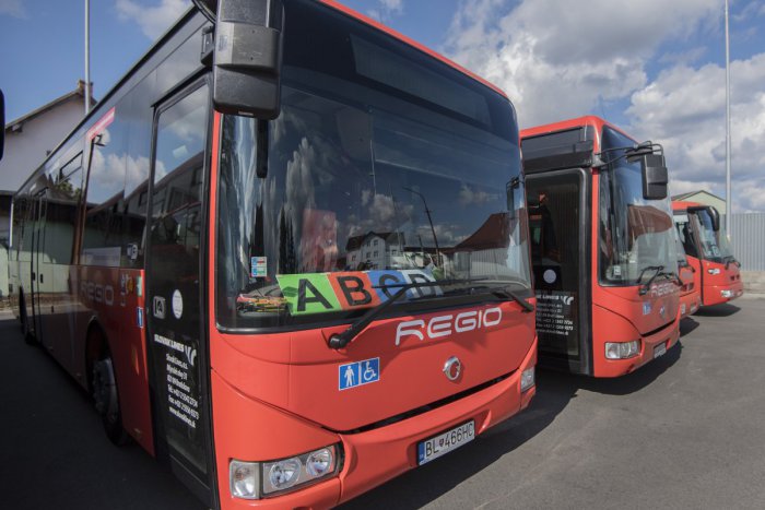 Ilustračný obrázok k článku Autobusy a vlaky do okolia Bratislavy jazdia po novom