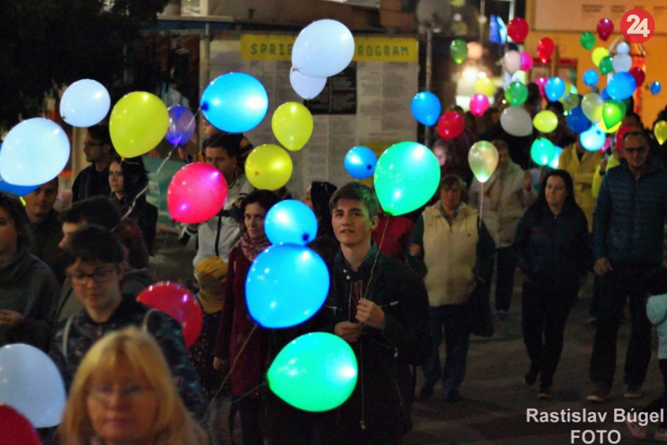Ilustračný obrázok k článku Nitrianske ulice sa rozžiarili: FOTO zo svietiaceho balónového sprievodu