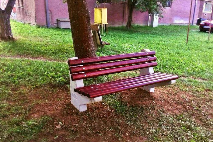 Ilustračný obrázok k článku Dobrá správa pre Rožňavčanov: V meste pribudli desiatky lavičiek, FOTO