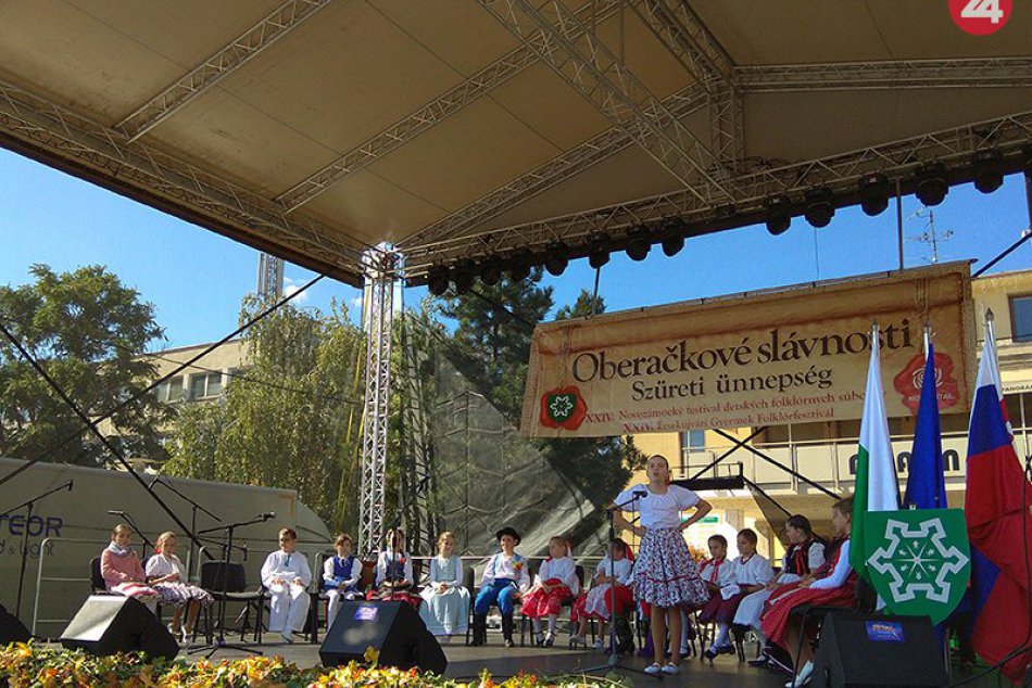 Ilustračný obrázok k článku FOTO: Oberačkové slávnosti a folklórny festival rozohrali centrum Nových Zámkov