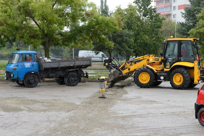 Ilustračný obrázok k článku Vodiči na Krčulovej sa dočkajú nových parkovacích miest. Práce by mali čoskoro skončiť