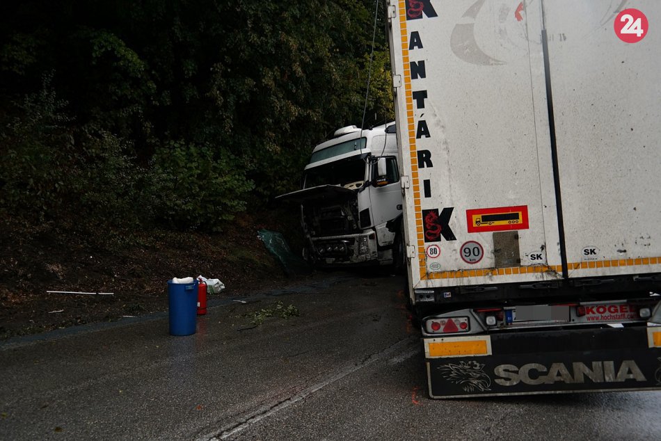 Ilustračný obrázok k článku FOTO: Zrážka osobného auta a kamióna pri Vlachove