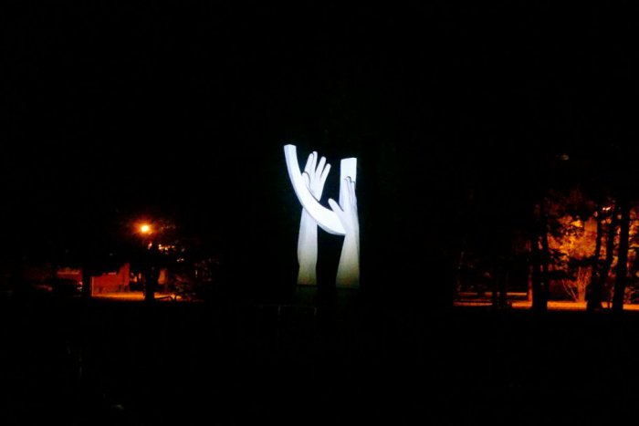 Ilustračný obrázok k článku Opäť zdobia Chrenovú: Ruky od Tibora Bartfaya sa vrátili na pôvodné miesto