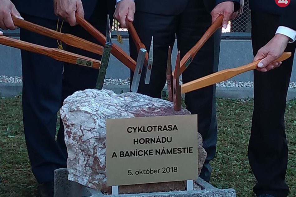 Ilustračný obrázok k článku Nový most, cyklotrasa aj námestie: Takýto projekt slávnostne odštartovali v Spišskej!