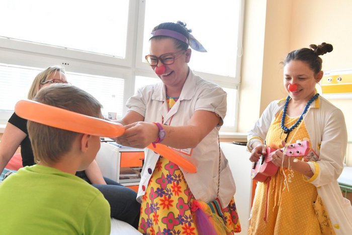 Ilustračný obrázok k článku Zdravotní klauni s červenými nosmi rozveselia deti už aj na  detskej chirurgii