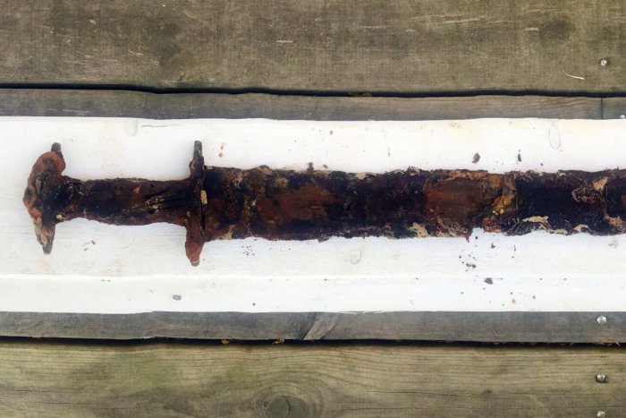 Ilustračný obrázok k článku KURIOZITA DŇA: Malá Švédka (8) náhodne objavila 1500-ročný predvikingský meč