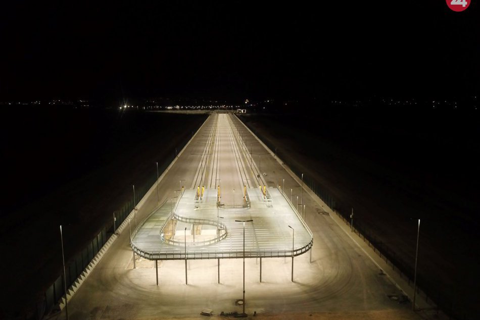 Ilustračný obrázok k článku Otvorili železničný terminál pri Nitre: Jaguar po ňom vypraví 150-tisíc áut ročne