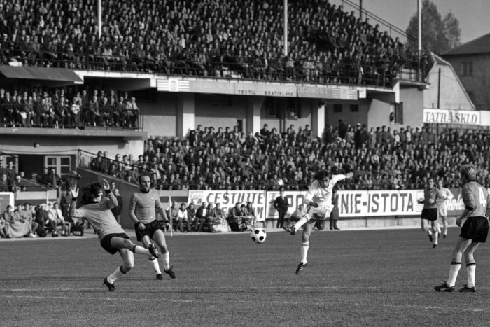 Ilustračný obrázok k článku VIDEO: Počas 1. ČSR sa stal futbal spoločenským fenoménom, diváci viseli na stromoch