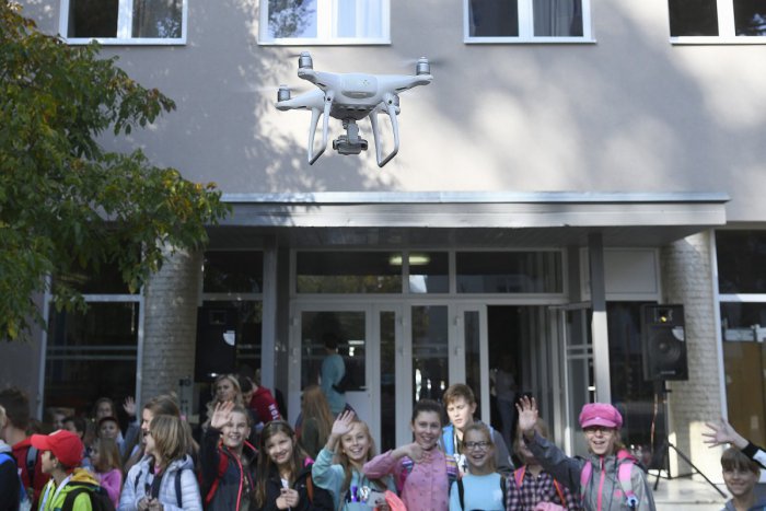Ilustračný obrázok k článku Škola Pod Sokolicami v Trenčíne: Prečo tam lietali drony? VIDEO