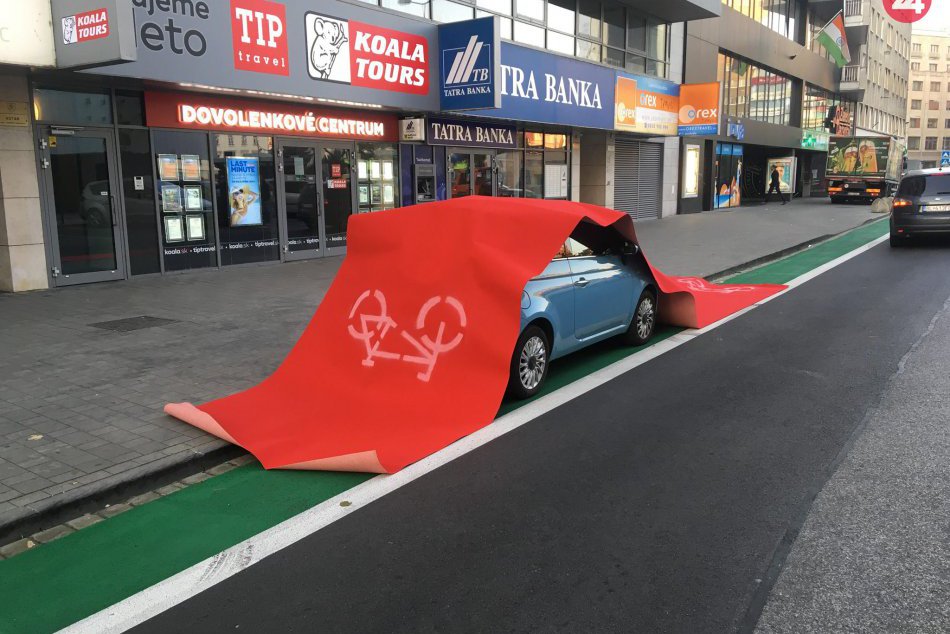 Ilustračný obrázok k článku FOTO: Na cyklotrase sa neparkuje! Na Dunajskej bol na to vodič vtipne upozornený