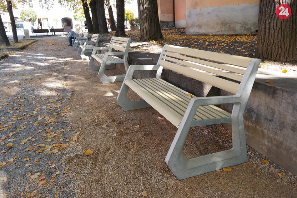 Ilustračný obrázok k článku FOTO: V parku pod Strážnou vežou pribudli nové lavičky