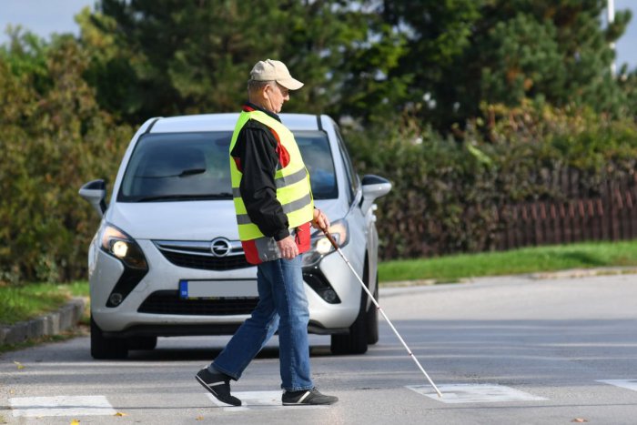 Ilustračný obrázok k článku Na nevidiaceho netrúbte! Na ľudí s bielou palicou nesprávne reagovalo 21,1% vodičov, VIDEO