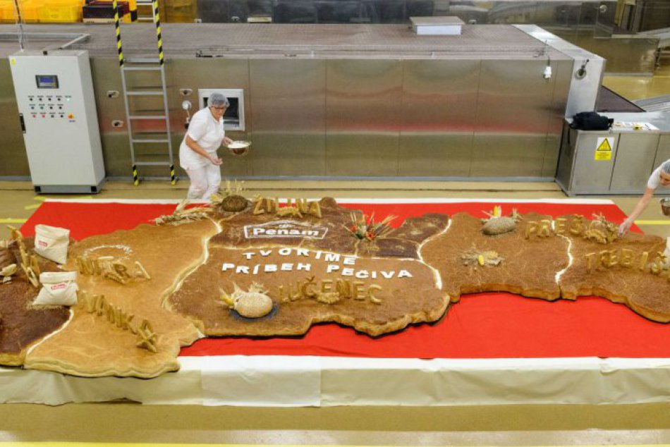 Ilustračný obrázok k článku KURIOZITA DŇA: Nový rekord, pekári vytvorili puzzle z chleba v tvare mapy Slovenska