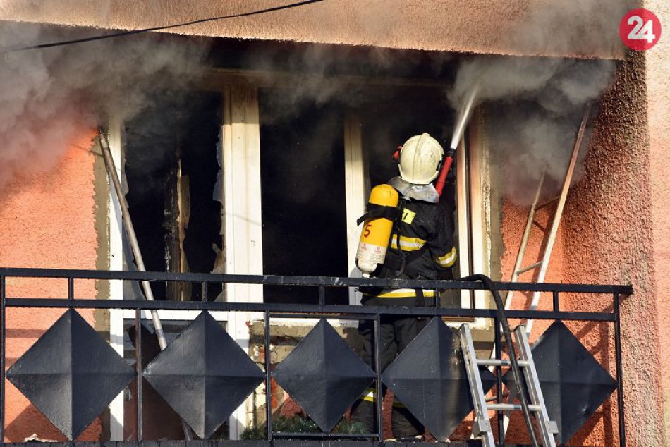Ilustračný obrázok k článku PLAMENE zachvátili rodinný dom v Bratislave: Pri požiari sa ZRANILI viacerí ľudia