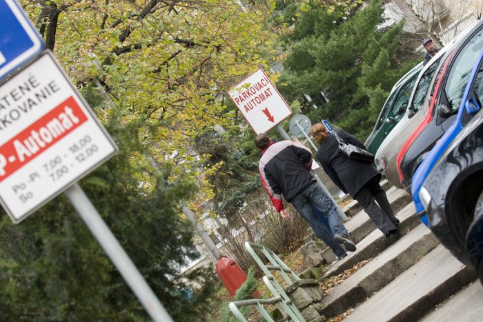 Ilustračný obrázok k článku Zmeny v parkovaní v Nitre: V Starom meste otestuje radnica navádzacie parkovanie