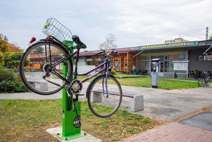 Ilustračný obrázok k článku Nové cyklostojany na opravu bicyklov: Kde všade ich môžeme v Trenčíne využiť?