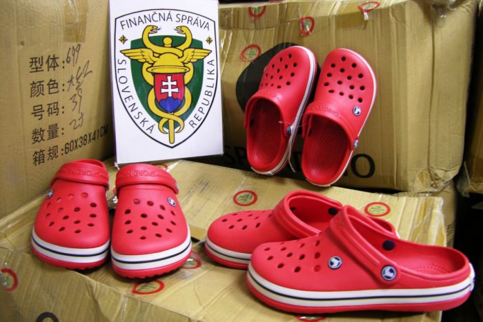 Ilustračný obrázok k článku Slovensko uzavrie colnú hranicu: Otvárať budú každý kontajner s čínskym textilom a obuvou