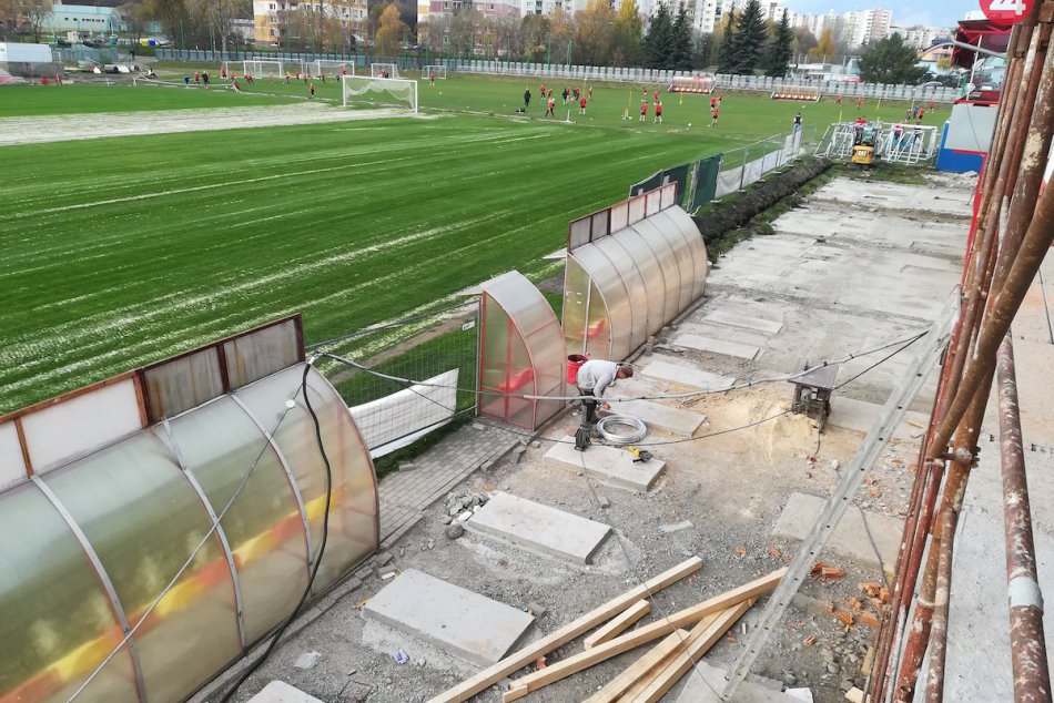 Ilustračný obrázok k článku Rekonštrukcia futbalového štadiónu je v plnom prúde: FOTO priamo z Tatranu