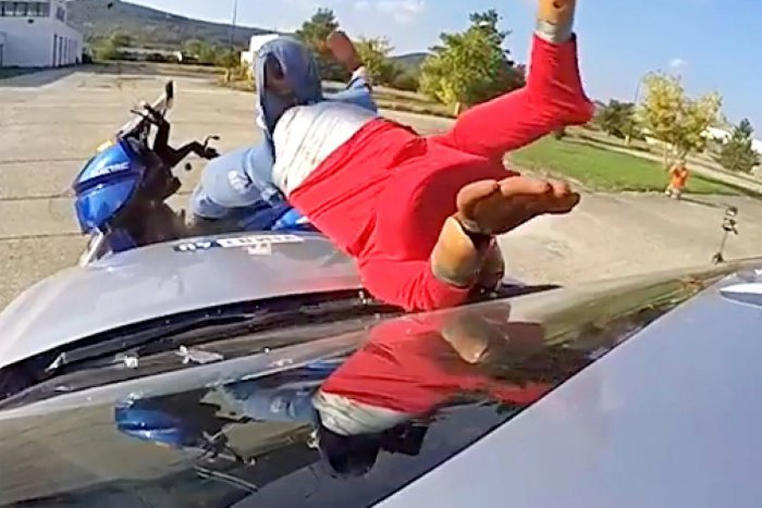 Ilustračný obrázok k článku Na cestách zvýšte opatrnosť: TOTO sa stane, keď sa auto zrazí s motorkárom, VIDEO