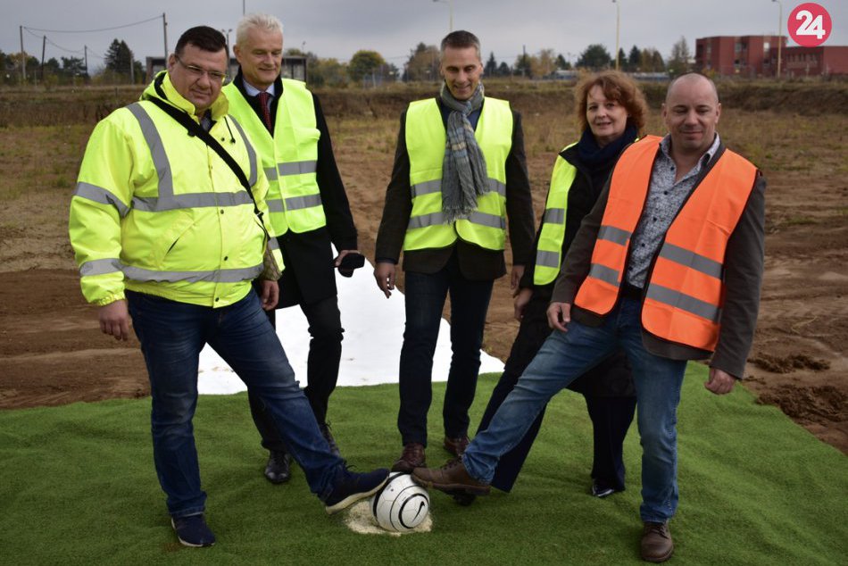 Ilustračný obrázok k článku FOTO: Košická futbalová aréna sa môže stavať, symbolický výkop už má za sebou