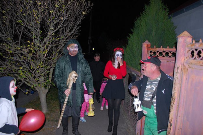 Ilustračný obrázok k článku FOTO, Trnovčania zaujali akciou: Halloweenskym sprievodom potešili susedov