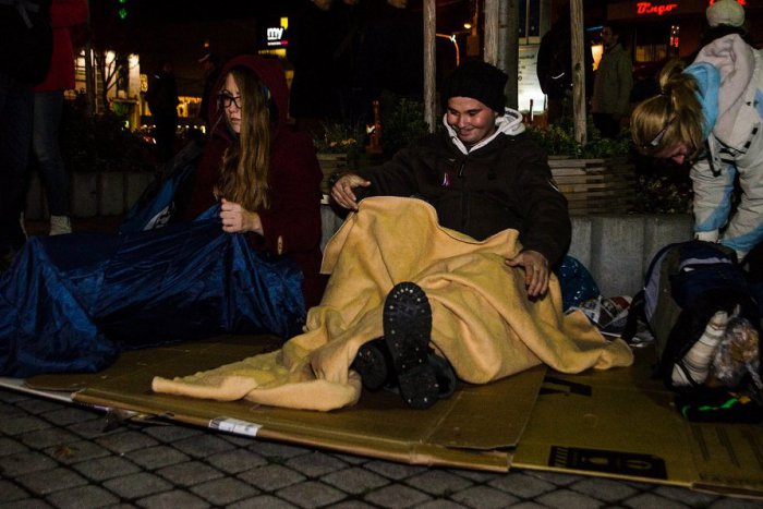 Ilustračný obrázok k článku Trnavčania vyskúšajú, ako prespávajú ľudia bez domova: Ustelú si priamo na ulici
