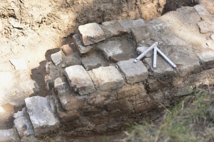 Ilustračný obrázok k článku V Močenku nadviažu na archeologický výskum: Chcú nájsť základy kostola na Kalvárii
