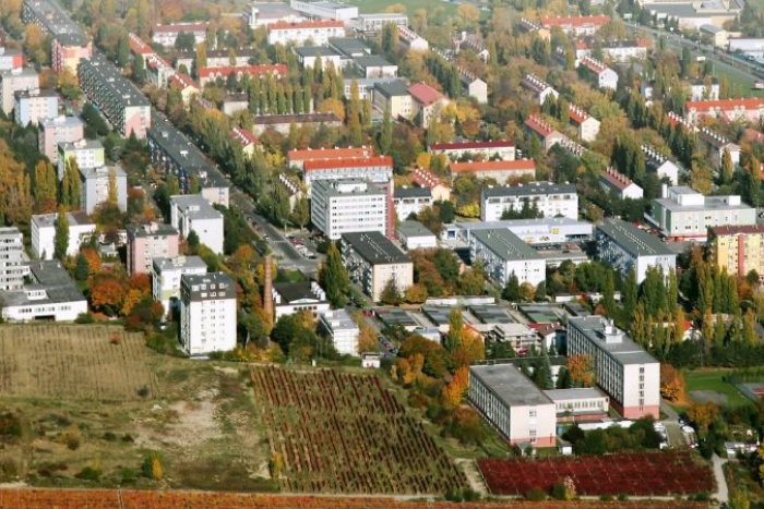 Ilustračný obrázok k článku Športový areál ZŠ Tbiliská v Rači plánujú obnoviť. Mestská časť vyhlásila súťaž
