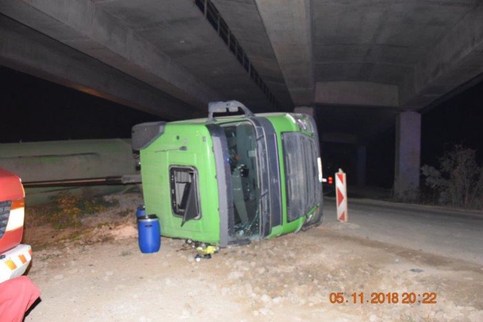 Ilustračný obrázok k článku Kuriózna nehoda: Zabudol sklopiť korbu a zachytil sa pod diaľničným mostom pri Košiciach