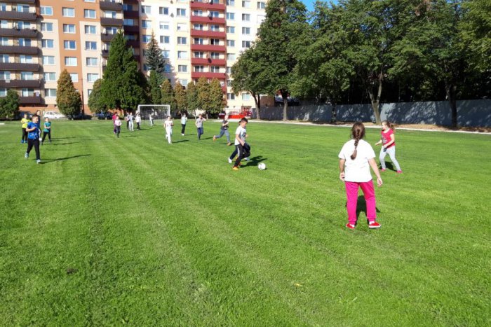 Ilustračný obrázok k článku Zanedbané ihrisko dali do pucu: Mesto obnovilo futbalový trávnik za Mojmírkou