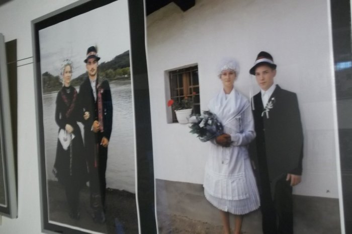 Ilustračný obrázok k článku FOTO, V šalianskom domčeku uvidíte novú výstavu: Svadobné kroje na fotografiách