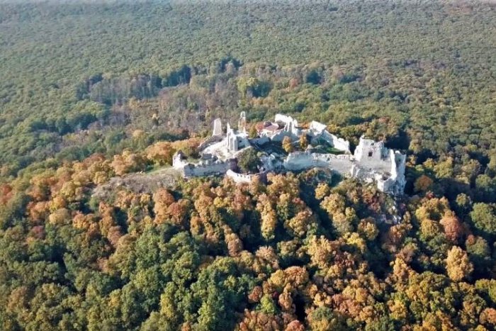 Ilustračný obrázok k článku TIP na výlet: Vychutnajte si hrad Gýmeš obkolesený jesennou prírodou, VIDEO