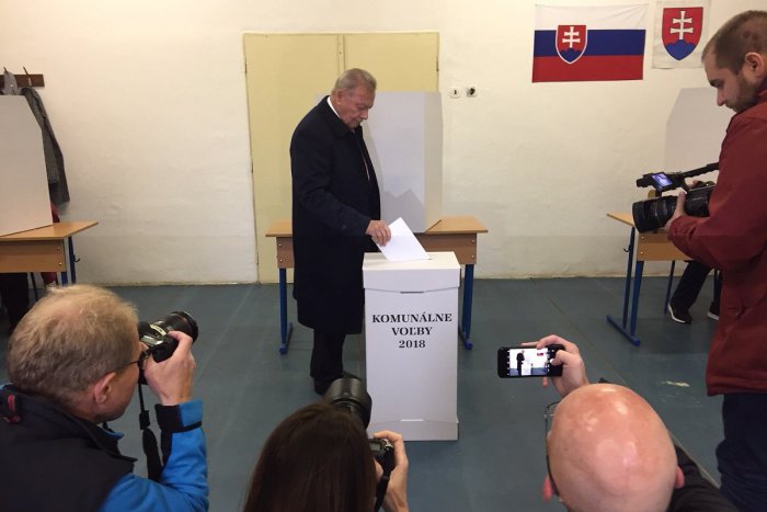 Ilustračný obrázok k článku Exprezident Rudolf Schuster odvolil  a volebnú kampaň zhodnotil ako odraz parlamentnej politiky