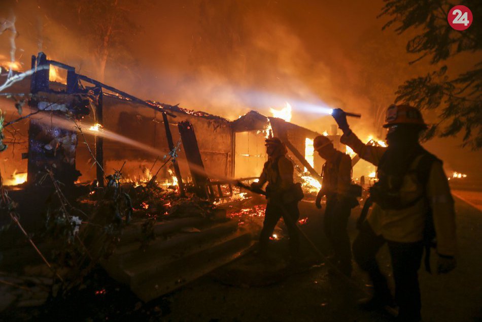 Ilustračný obrázok k článku Kaliforniu zužuje tretí najväčší požiar v histórii: Život vzal už 25 ľuďom