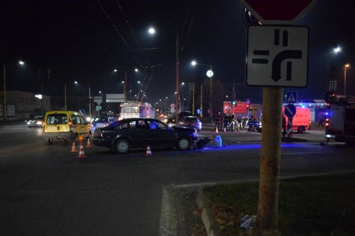 Ilustračný obrázok k článku Nehoda na známej žilinskej križovatke: Policajti hľadajú svedkov, FOTO z miesta