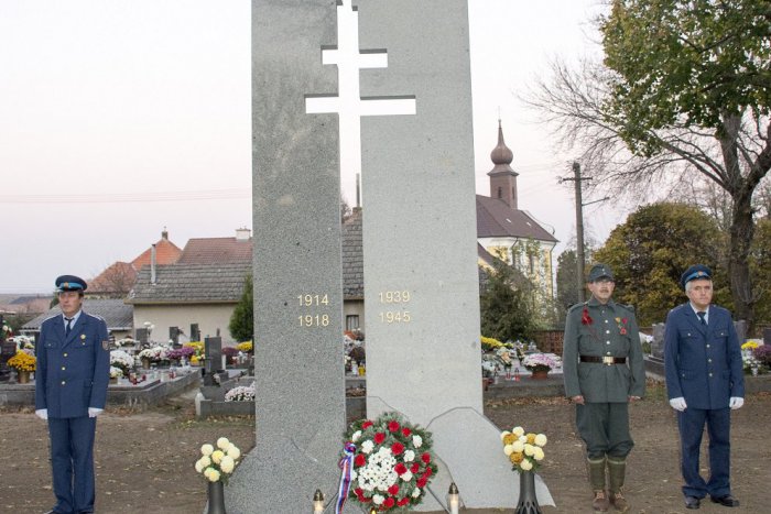 Ilustračný obrázok k článku Odhalenie nového pamätníka v Močenku: Uctili si pri ňom obete vojen, FOTO