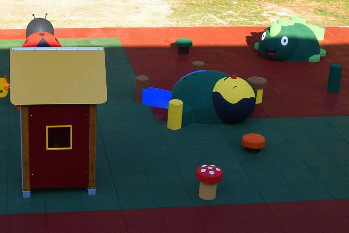 Ilustračný obrázok k článku Škôlkari v MŠ Osloboditeľov sa tešia novému ihrisku: Prvky sú z pryžového materiálu