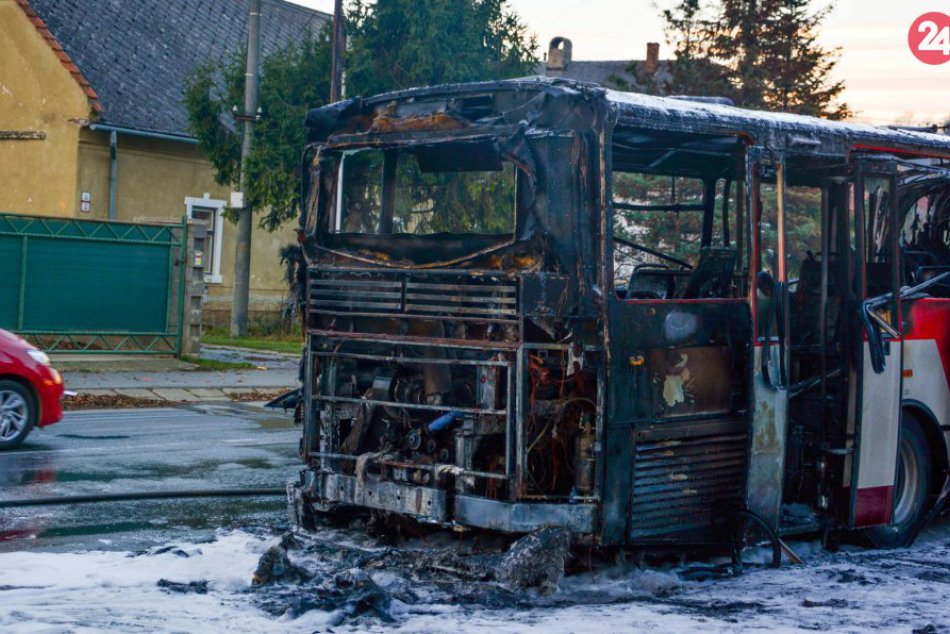 Ilustračný obrázok k článku ZÁBERY z miesta: Vo Veľkom Šariši horel autobus prešovskej MHD