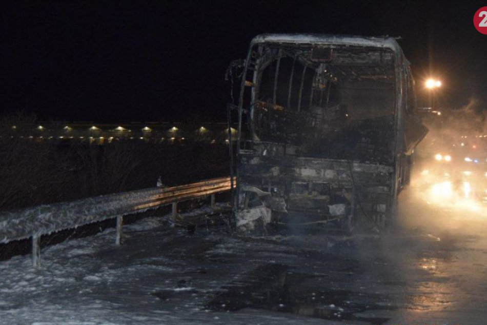 Ilustračný obrázok k článku Nočná dráma na R1: Na ceste z Trnavy do Nitry horel autobus