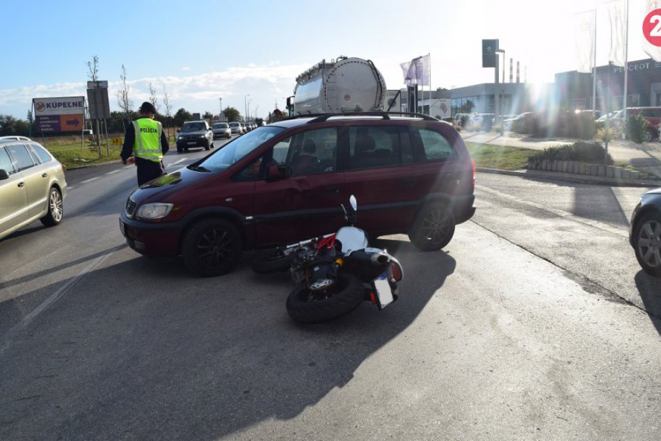 Ilustračný obrázok k článku Nehoda motorkára a auta na Zvolenskej ceste. Zranená osoba je v rukách záchranárov