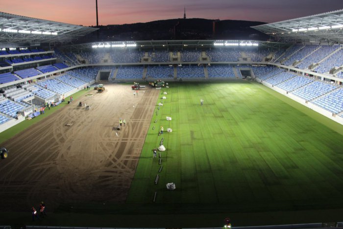 Ilustračný obrázok k článku FOTO: Národný futbalový štadión sa zazelenal. Kvalitný trávnik doviezli z Holandska
