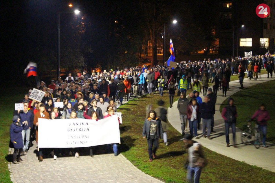 Ilustračný obrázok k článku FOTO: Stovky ľudí pochodovali ulicami Bystrice. Kričali: Chceme slušné Slovensko!