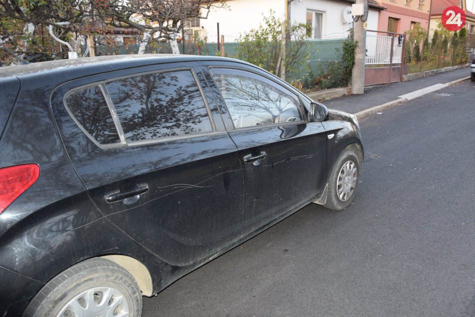 Ilustračný obrázok k článku Vyzúril sa na cudzom majetku: Niekto kľúčom poškriabal autá v Nitre, FOTO