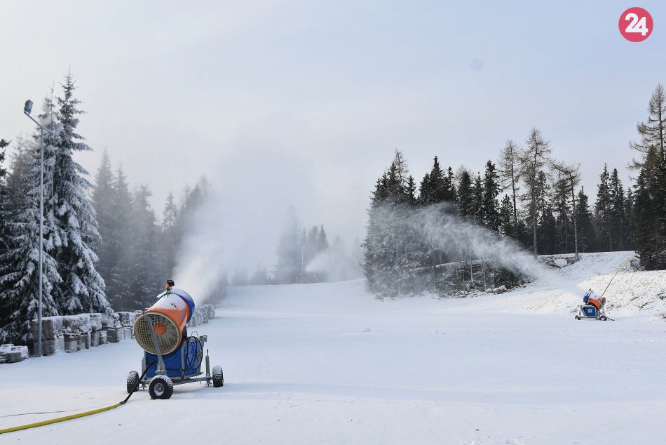 Ilustračný obrázok k článku Aktuálne zábery z príprav na lyžovačku: V Tatrách sa už naplno zasnežuje!