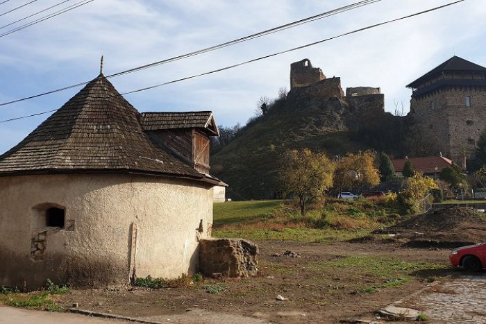 Ilustračný obrázok k článku Fiľakovský hrad zažil rekordnú sezónu, navštívilo ho 31-tisíc ľudí