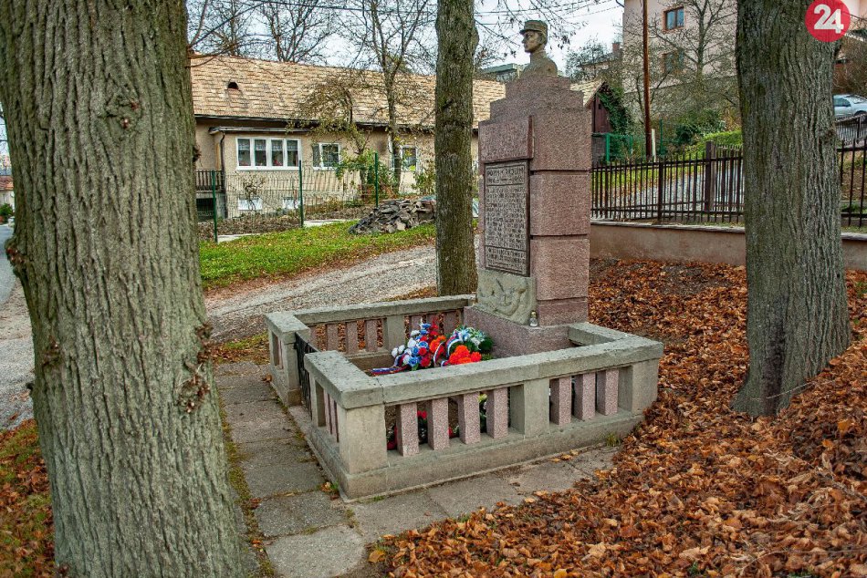 Ilustračný obrázok k článku FOTO: Na pomníku v Rudlovej je druhá busta Štefánika. Pôvodnú zabetónovali