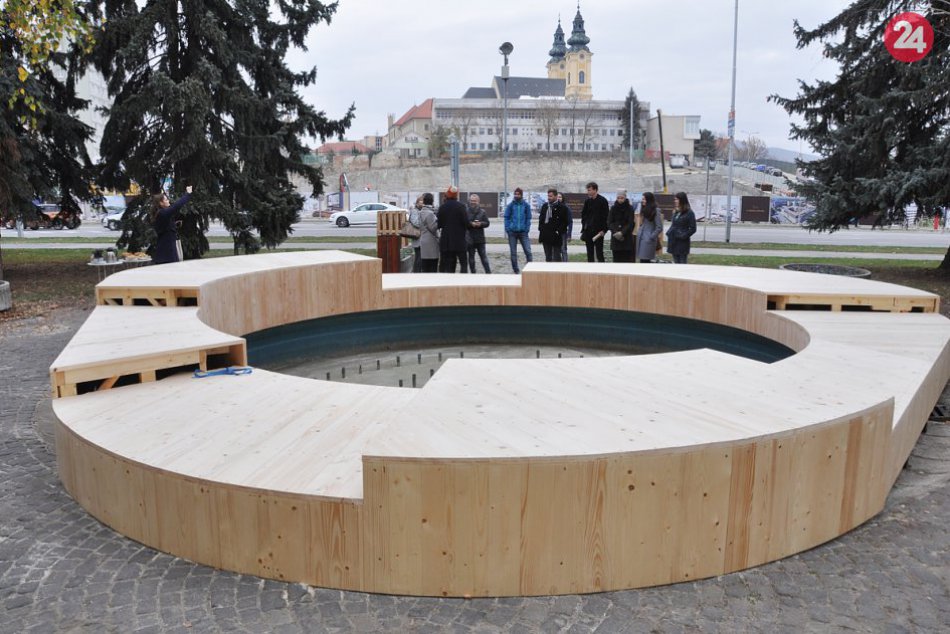 Ilustračný obrázok k článku Fontána pred budovou súdu v Nitre dostala nový šat: Vylepšili ju študenti, FOTO